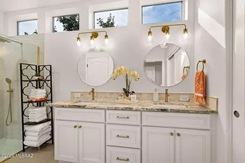 Bath - 1069 E Ritz Ct, Oro Valley, AZ 85755 photo 3 of 3