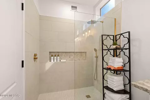 Bath - 1069 E Ritz Ct, Oro Valley, AZ 85755 photo 2 of 3