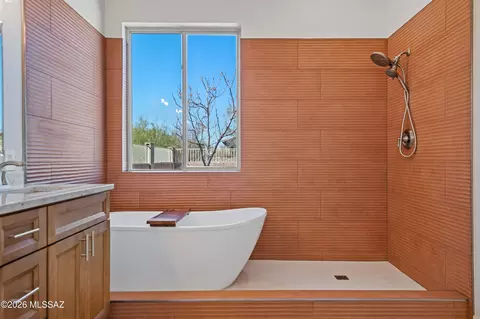 Bath - 9896 E Wind Dancer Dr, Tucson, AZ 85748 photo 2 of 5