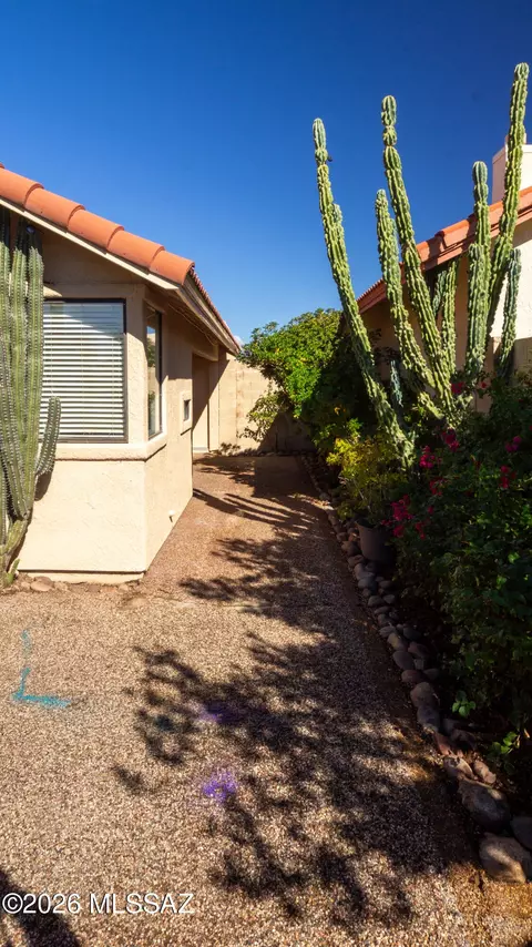 Exterior - 310 E Highcourte Ln, Tucson, AZ 85737 photo 2 of 8