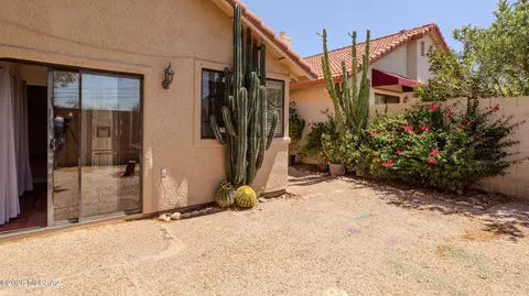 Exterior - 310 E Highcourte Ln, Tucson, AZ 85737 photo 7 of 8