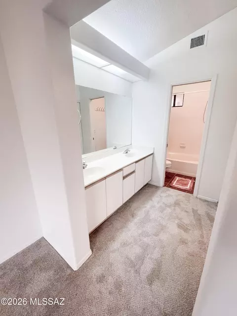 Bath - 310 E Highcourte Ln, Tucson, AZ 85737 photo 1 of 2