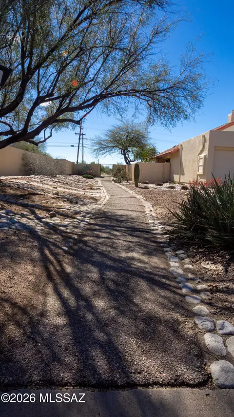 Exterior - 310 E Highcourte Ln, Tucson, AZ 85737 photo 3 of 8