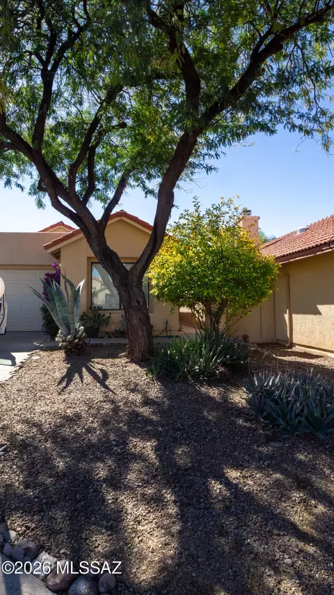 Exterior - 310 E Highcourte Ln, Tucson, AZ 85737 photo 4 of 8