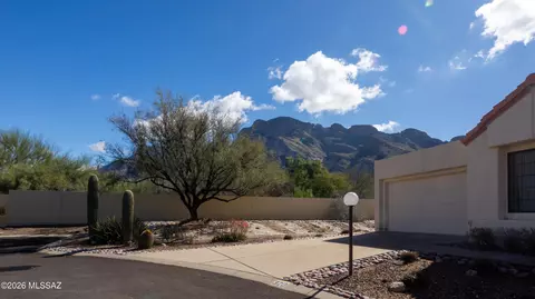 Exterior - 310 E Highcourte Ln, Tucson, AZ 85737 photo 5 of 8