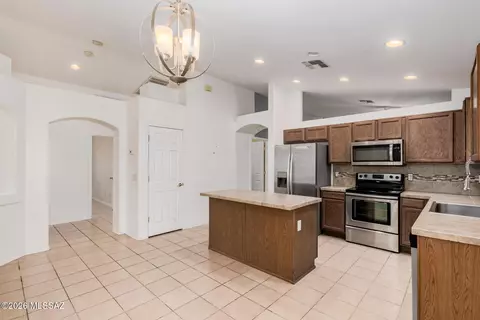 Kitchen - 8509 E Sarnoff Ridge Loop, Tucson, AZ 85710 photo 1 of 5