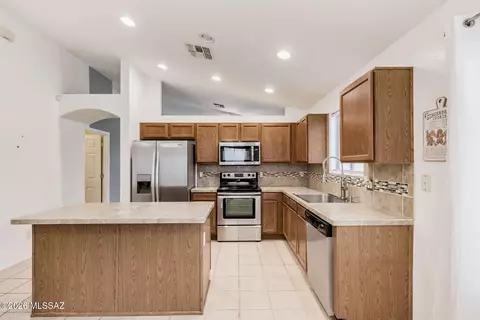 Kitchen - 8509 E Sarnoff Ridge Loop, Tucson, AZ 85710 photo 3 of 5
