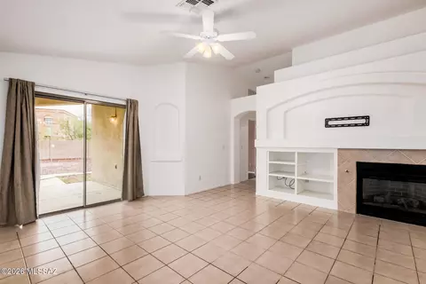 Living - 8509 E Sarnoff Ridge Loop, Tucson, AZ 85710 photo 5 of 10