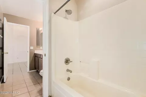 Bath - 8509 E Sarnoff Ridge Loop, Tucson, AZ 85710 photo 4 of 4