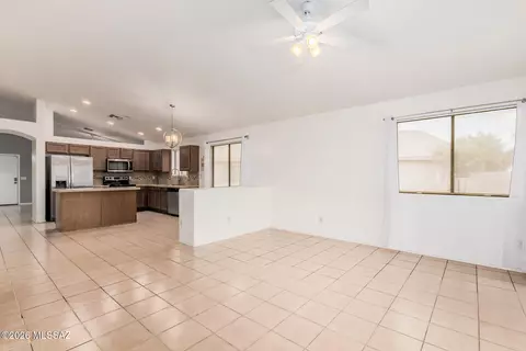 Living - 8509 E Sarnoff Ridge Loop, Tucson, AZ 85710 photo 7 of 10