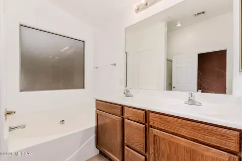 Bath - 8509 E Sarnoff Ridge Loop, Tucson, AZ 85710 photo 2 of 4