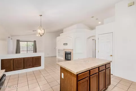 Kitchen - 8509 E Sarnoff Ridge Loop, Tucson, AZ 85710 photo 5 of 5