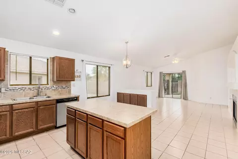 Kitchen - 8509 E Sarnoff Ridge Loop, Tucson, AZ 85710 photo 4 of 5