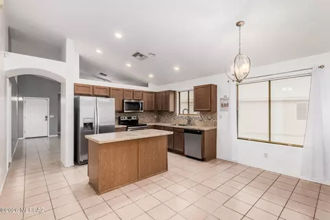 Kitchen - 8509 E Sarnoff Ridge Loop, Tucson, AZ 85710 photo 2 of 5