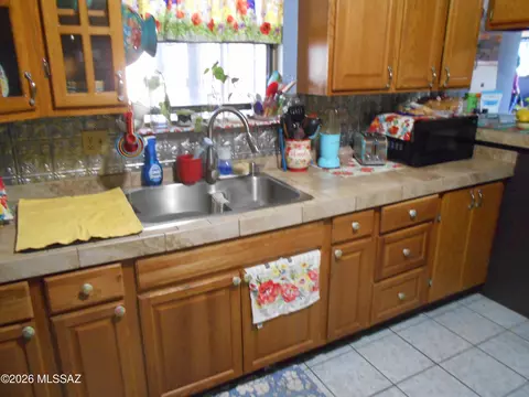 Kitchen - 2578 W Willow Tree Ln, Willcox, AZ 85643 photo 3 of 4