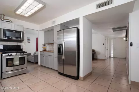 Kitchen - 4249 E Canada Stra, Tucson, AZ 85706 photo 5 of 5