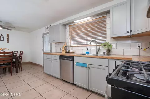 Kitchen - 4249 E Canada Stra, Tucson, AZ 85706 photo 4 of 5