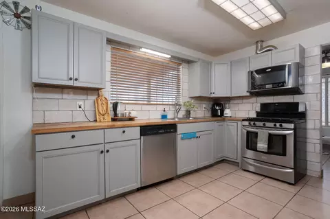 Kitchen - 4249 E Canada Stra, Tucson, AZ 85706 photo 2 of 5