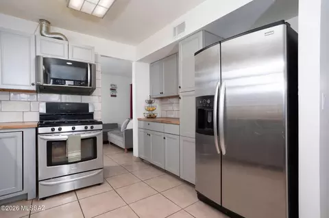 Kitchen - 4249 E Canada Stra, Tucson, AZ 85706 photo 3 of 5