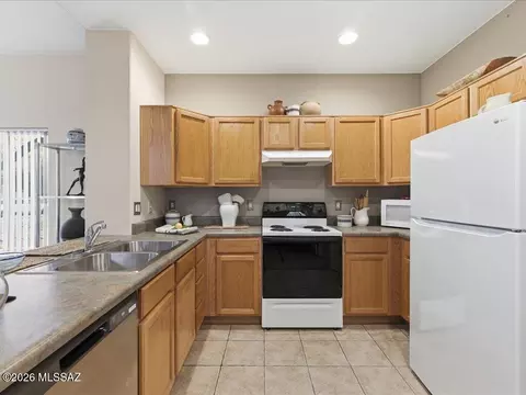 Kitchen - 10543 E Seven Generations Way, Tucson, AZ 85747 photo 4 of 5