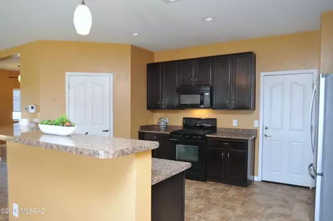 Kitchen - 4780 E Desert Thorn Dr, Tucson, AZ 85756 photo 5 of 6