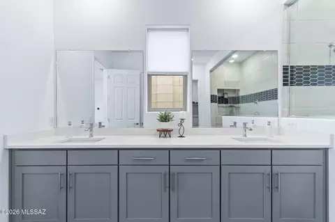 Bath - 12764 E Tortoise Pointe Pl, Vail, AZ 85641 photo 2 of 4
