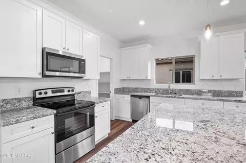 Kitchen - 3180 E Andrada Rd, Vail, AZ 85641 photo 3 of 6