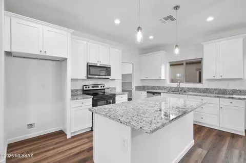 Kitchen - 3180 E Andrada Rd, Vail, AZ 85641 photo 2 of 6