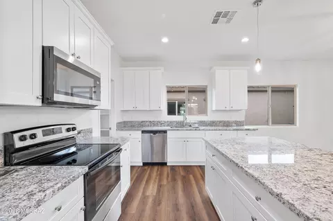 Kitchen - 3180 E Andrada Rd, Vail, AZ 85641 photo 4 of 6
