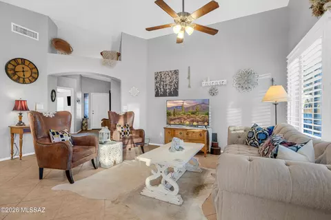 Living - 9908 E Shadow Glen Ct, Tucson, AZ 85748 photo 2 of 3