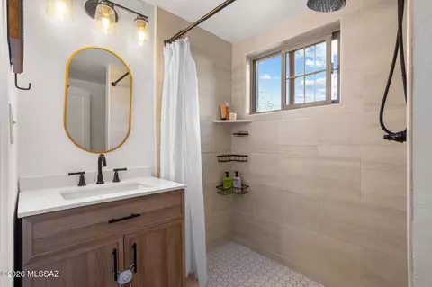 Bath - 316 E Lester St, Tucson, AZ 85705 photo 2 of 4