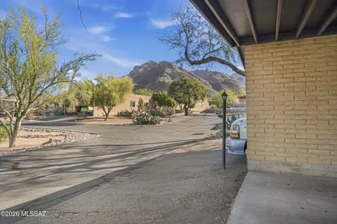 8300 N Mesquite Shadows Dr, Tucson, AZ 85704