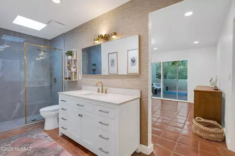 Bath - 6941 E Rivercrest Rd, Tucson, AZ 85750 photo 2 of 3
