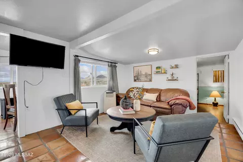 Living - 419 Elgin Rd, Elgin, AZ 85611 photo 2 of 3