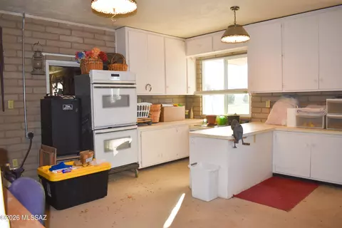 Kitchen - 3760 W Valley View Ln, Willcox, AZ 85643 photo 5 of 6