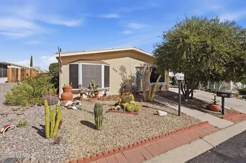 266 W Pinon Dr, Green Valley, AZ 85614