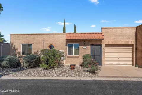 8427 E Foursome Ln, Tucson, AZ 85710