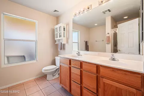 Bath - 13655 E Shadow Pines Ln, Vail, AZ 85641 photo 1 of 3