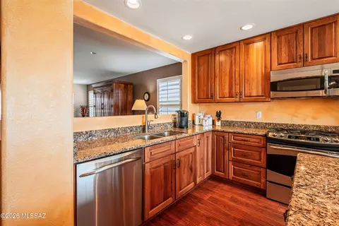 Kitchen - 13655 E Shadow Pines Ln, Vail, AZ 85641 photo 2 of 5