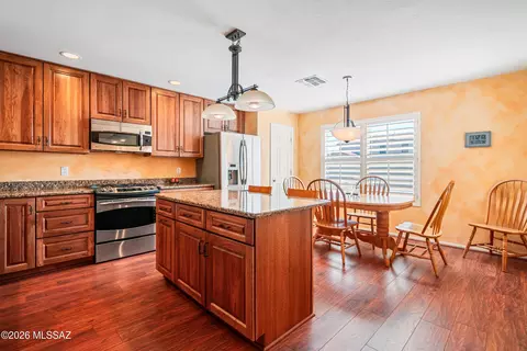 Kitchen - 13655 E Shadow Pines Ln, Vail, AZ 85641 photo 4 of 5