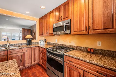 Kitchen - 13655 E Shadow Pines Ln, Vail, AZ 85641 photo 3 of 5