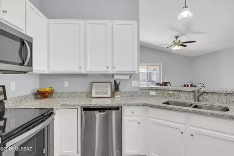Kitchen - 7757 S Precious Opal Dr, Tucson, AZ 85747 photo 4 of 4