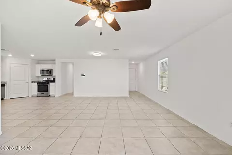 Living - 13173 E Iron Chief Dr, Tucson, AZ 85747 photo 2 of 3