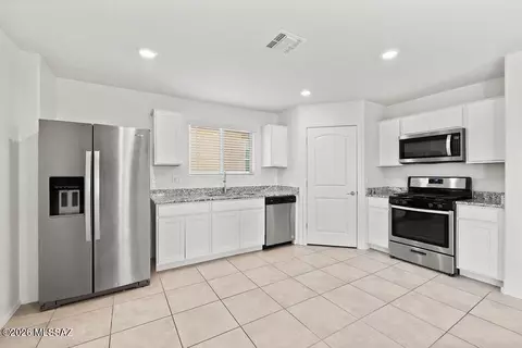 Kitchen - 13173 E Iron Chief Dr, Tucson, AZ 85747 photo 1 of 2