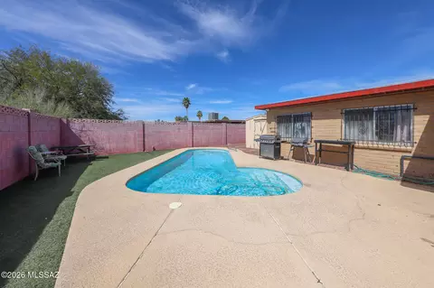 Exterior - 2210 E Oregon St, Tucson, AZ 85706 photo 6 of 10