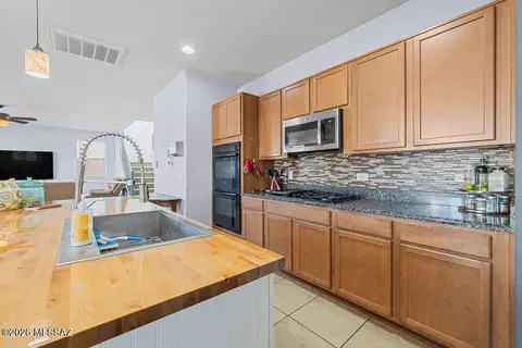 Kitchen - 331 E Refuge Loop, Vail, AZ 85641 photo 3 of 4