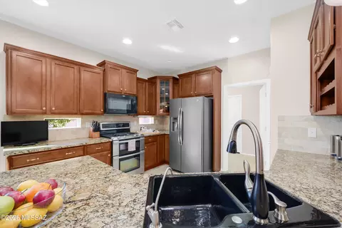 Kitchen - 13914 E Carruthers St, Vail, AZ 85641 photo 3 of 6