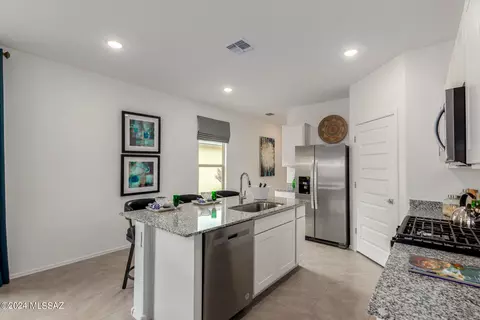 Kitchen - 6211 E Campolina Trl, Tucson, AZ 85756 photo 3 of 4