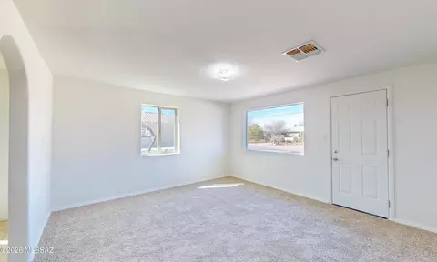 Living - 908 E Graybill Dr, Tucson, AZ 85719 photo 2 of 3