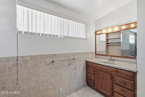 Bath - 7326 E Montecito Dr, Tucson, AZ 85710 photo 1 of 4